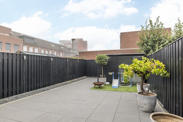 Foto - Te koop: In Landgraaf op een zeer kindvriendelijke locatie bevindt zich deze nette en moderne instapklare energiezuinige tussenwoning uit 2008